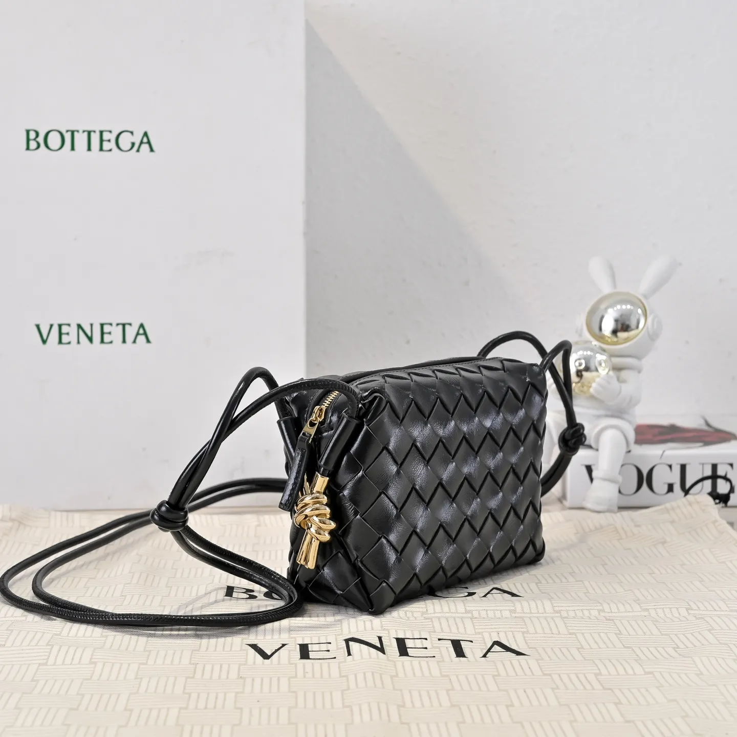 Batch 1560 𝗕𝗼𝘁𝘁𝗲𝗴𝗮 𝗩𝗲𝗻𝗲𝘁𝗮———— The latest version of the loop camera bag💥 from BV’s King of Cost-Effectiveness counter, large woven texture➕Ultra-high quality cow wax leather as always, with zipper, hardware decoration on both sides, adjustable drawstring, especially suitable for the tummy💫Can hold anything, very light weight, suitable🈴️for girls of all ages, size: 17*10*6cm Style number: 6125